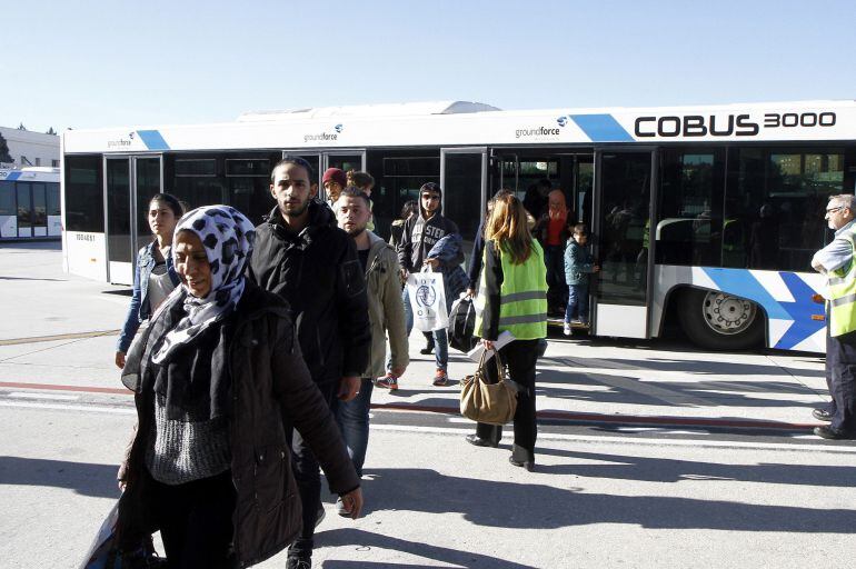 Fotografía facilitada por el Ministerio del Interior de la llegada de 198 refugiados procedentes de Grecia este mediodía al aeropuerto Adolfo Suárez Madrid-Barajas.