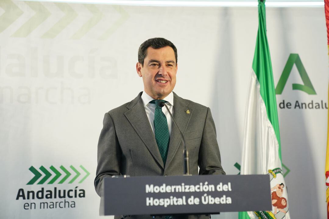 El presidente de la Junta, Juanma Moreno, tras su visita al Hospital San Juan de la Cruz de Úbeda