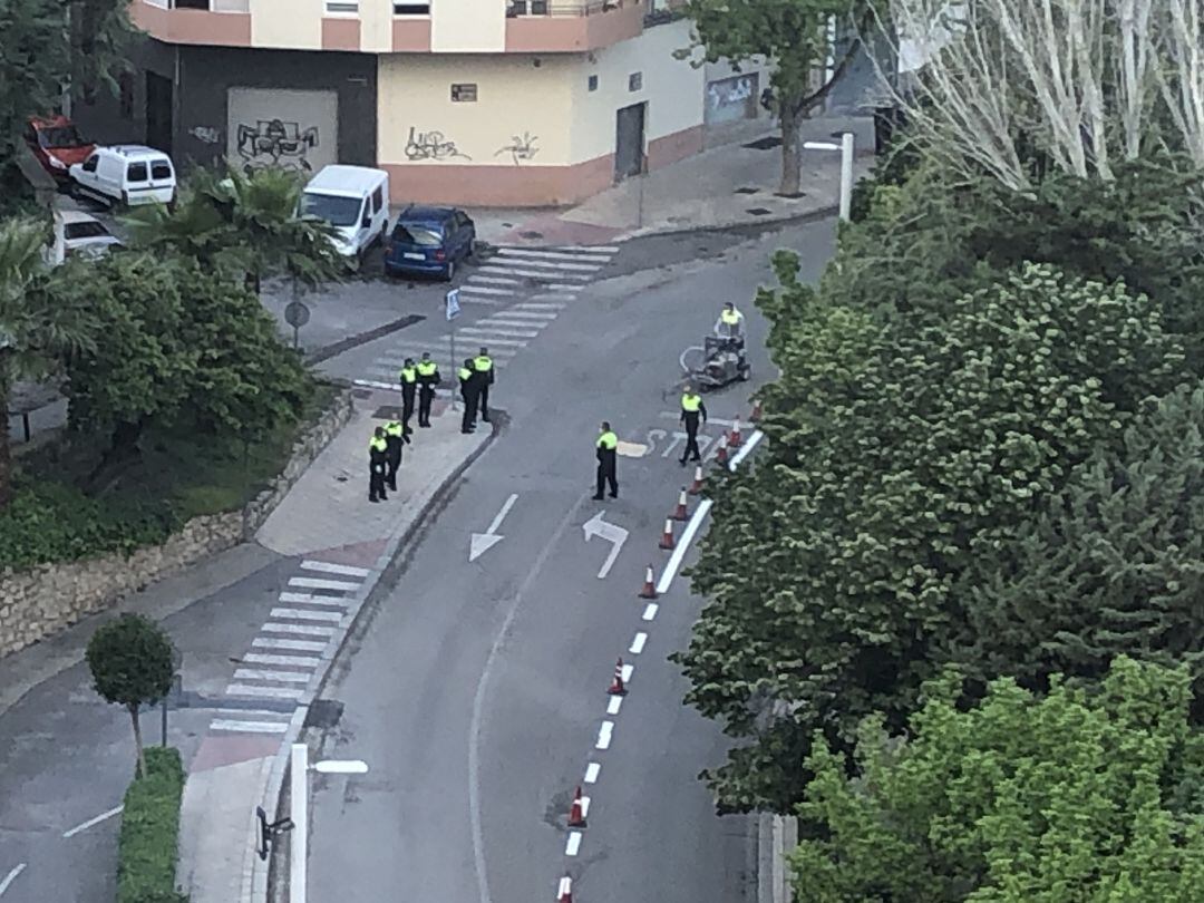 Agentes de la Policía Local de Jaén colaborando en la pintura de la señalización horizontal en la Avenida del Ejército Español.