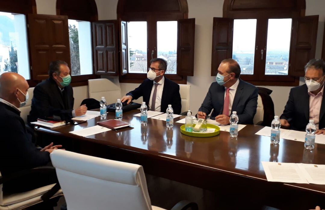 El alcalde de Pinos Puente (Granada), Francisco García, reunido con delegados de varios departamentos de la Junta de Andalucía en Granada