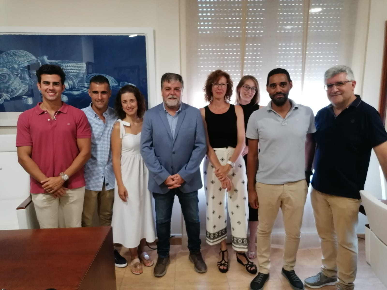 Alcalde y concejal de personal con los nuevos trabajadores municipales