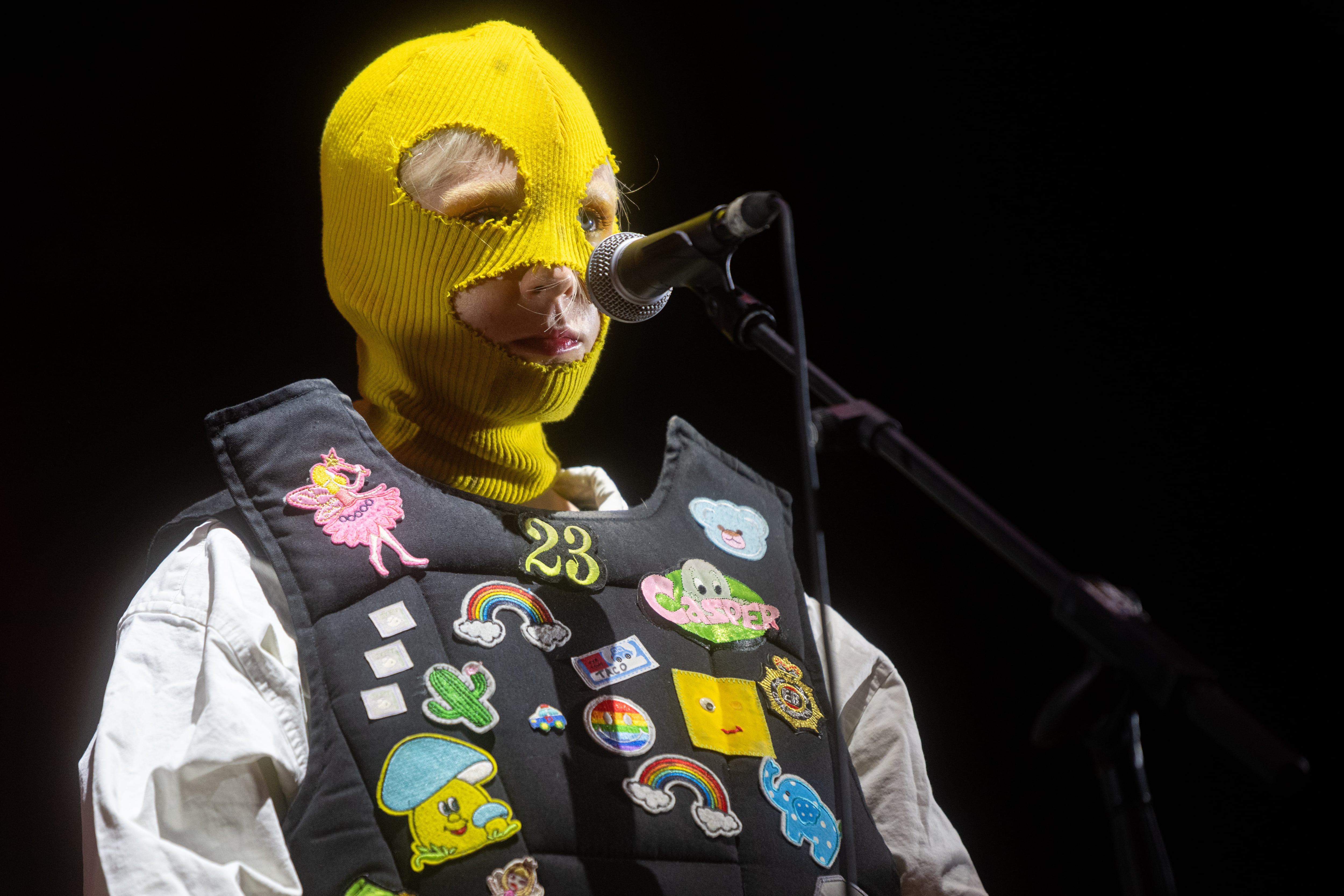 Una integrante de Pussy Riot durante el concierto en Plaça Catalunya, en Barcelona, el pasado 23 de septiembre