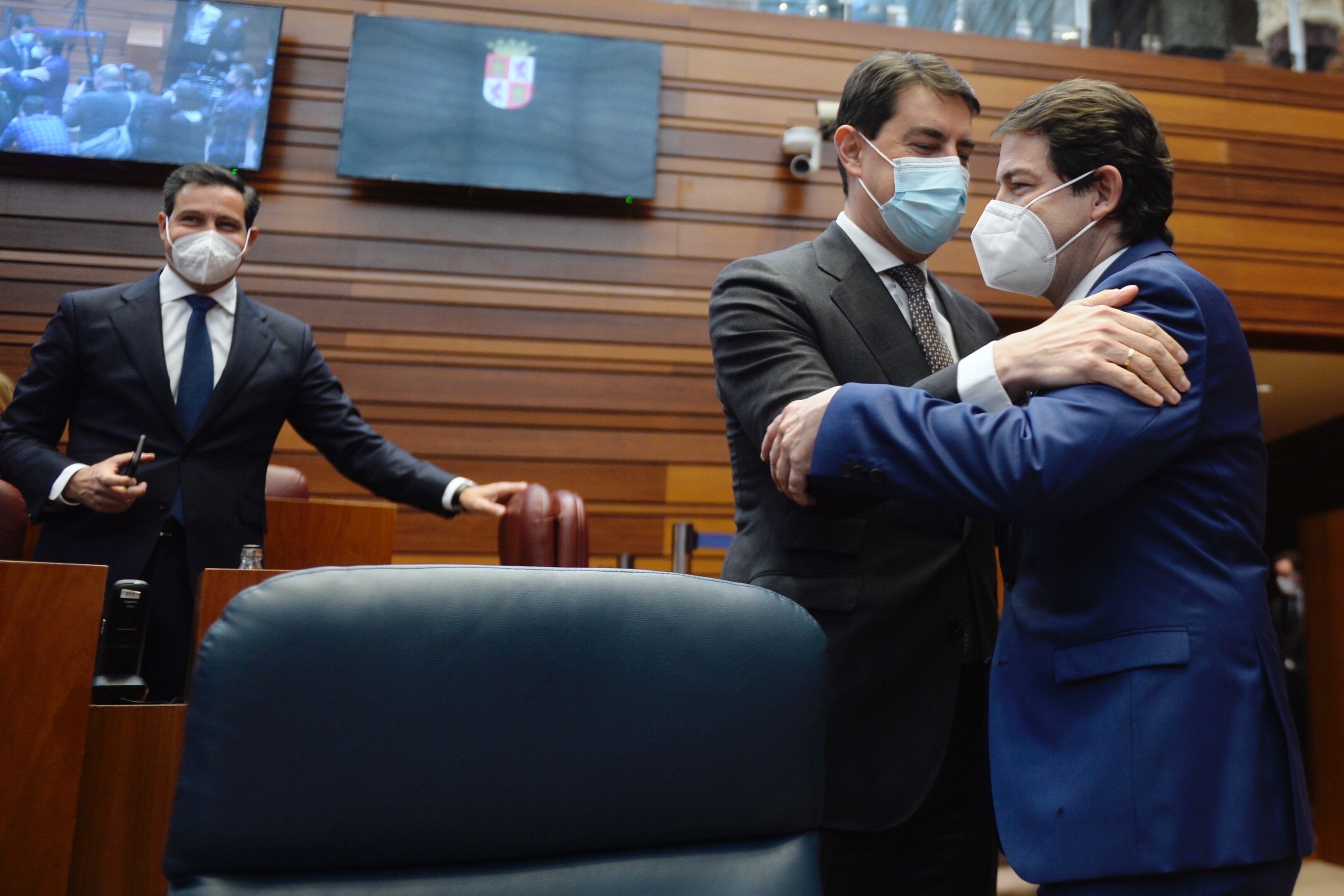 GRAF4988. VALLADOLID, 10/03/2022.- El presidente en funciones de la Junta de Castilla y León, Alfonso Fernández Mañueco (d), recibe el abrazo del consejero de Presidencia en funciones, Ángel Ibáñez (c),tras el acuerdo de legislatura al que su partido ha llegado con Vox .EFE/NACHO GALLEGO