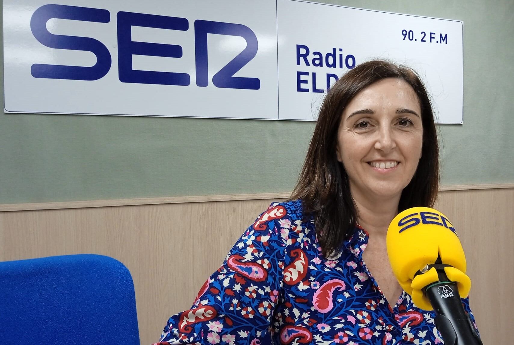 Rosario Bañón en el estudio de Radio Elda SER