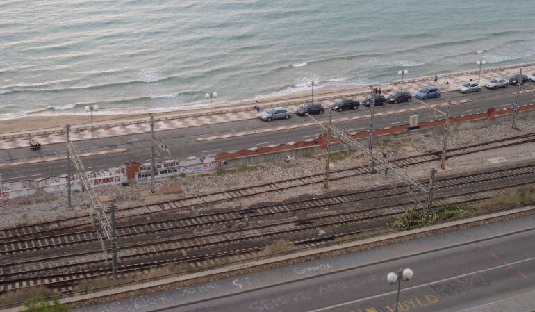 Les vies del tren passen pel costat de la platja.