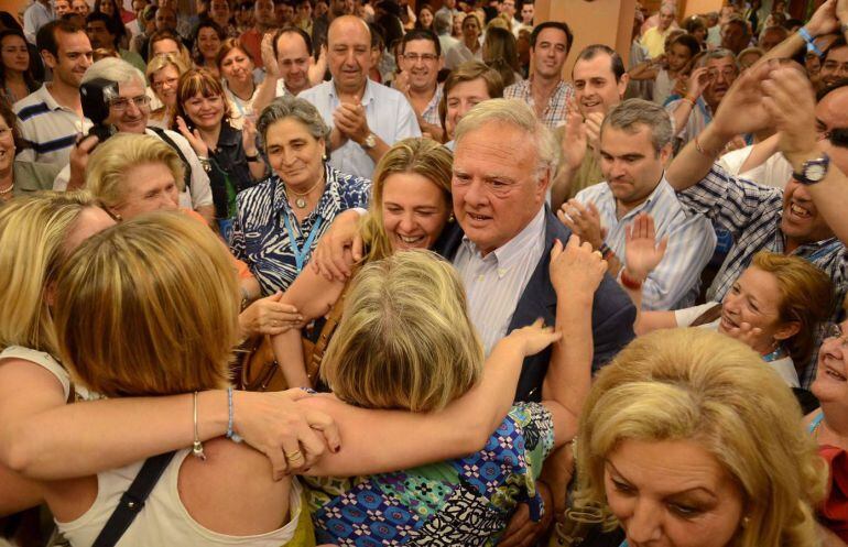 Celdrán recibe el abrazo de sus hijas y su mujer el día que ganó las elecciones del 2011.