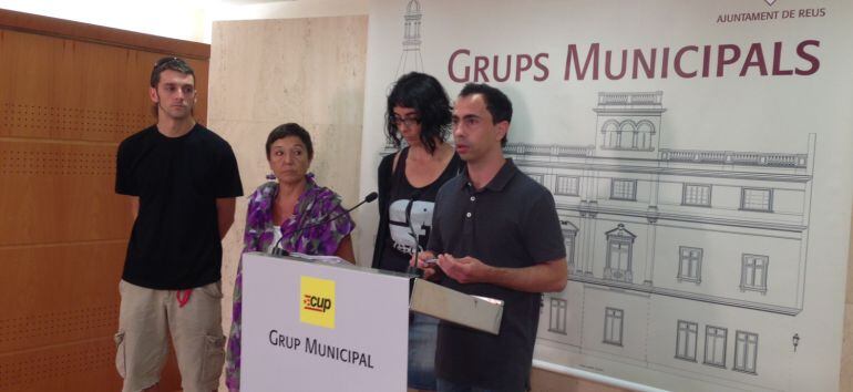 David Vidal, acompanyat d'alguns dels regidors de la CUP a Reus.