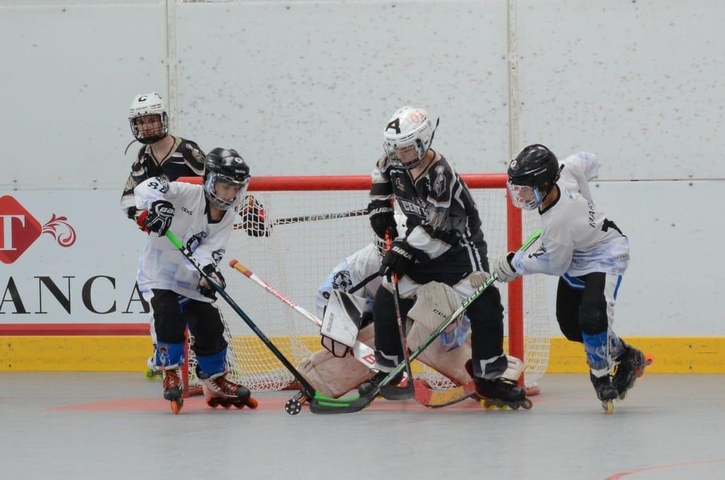 Un lance de juego de los jugadores del CHL Aranda en la pista Prado Sport durante la fase previa del Nacional disputado en la capital ribereña