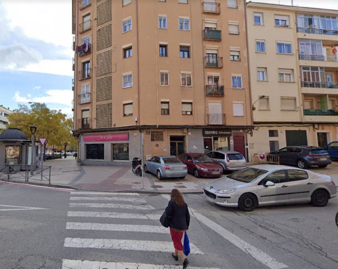 Imagen del paso de peatones situado en la calle Amapola con el paseo Nuevo