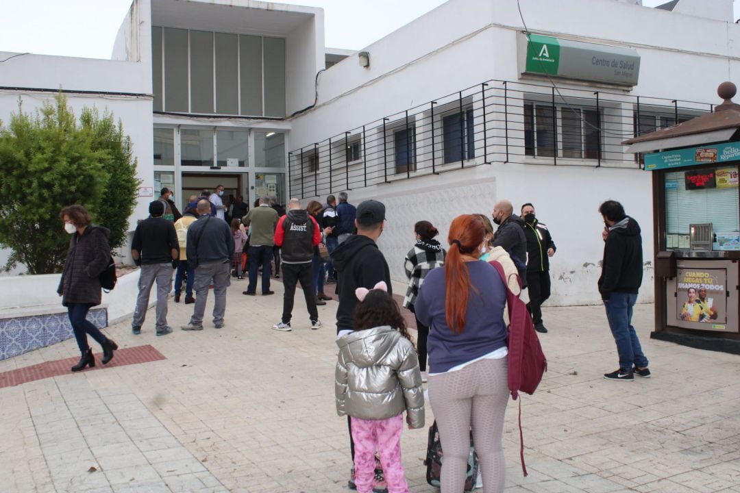 Colas en uno de los centros de salud de la provincia de Málaga