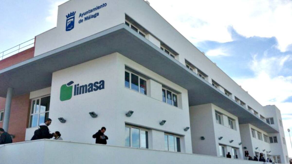 Los trabajadores de Limasa celebran una asamblea este viernes para votar el acuerdo con el Ayuntamiento