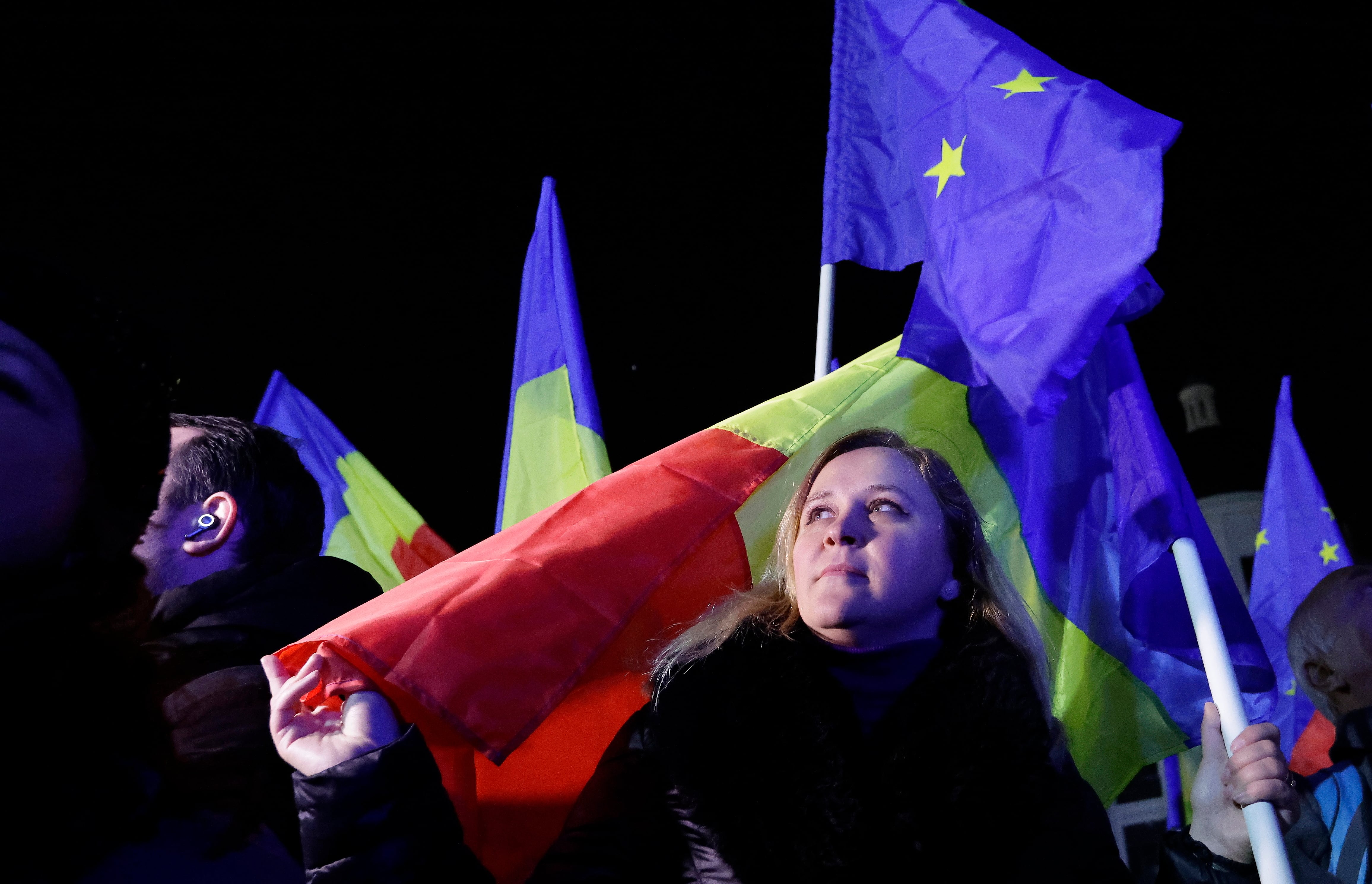 Manifestantes proeuropeos en el acto contra la extrema derecha convocado en la Plaza de la Universidad de Bucarest