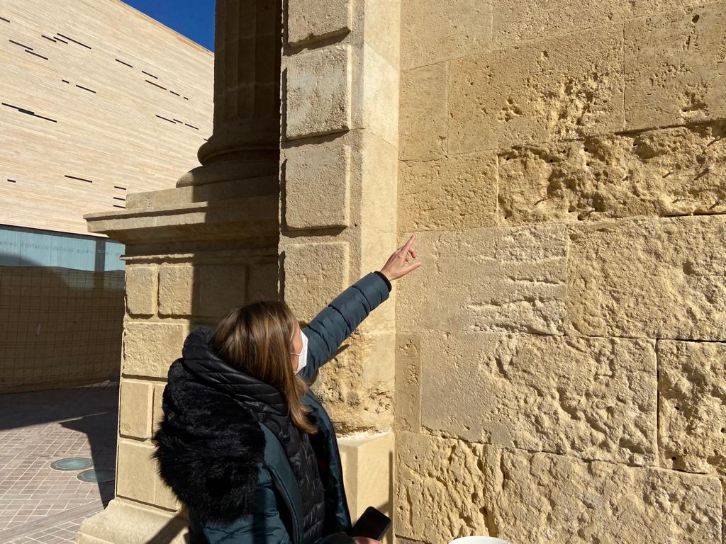 Marina Ruiz muestra parte de la intervención en la Puerta del Puente Romano de Córdoba