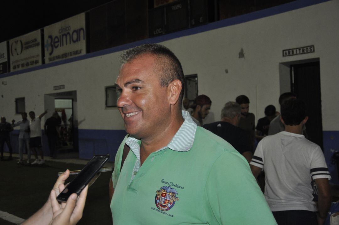 Javi Rivas durante una entrevista en el estadio municipal