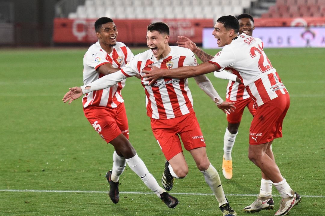 Jorge Cuenca celebrando el 3-1 al Castellón con Ivanildo y Samú.