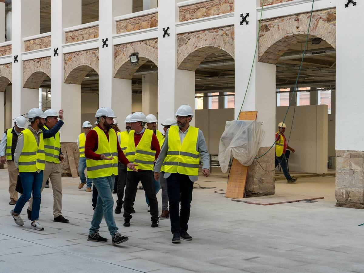 Los comerciantes del mercado de La Línea lanzan un comunicado para aclarar su situación