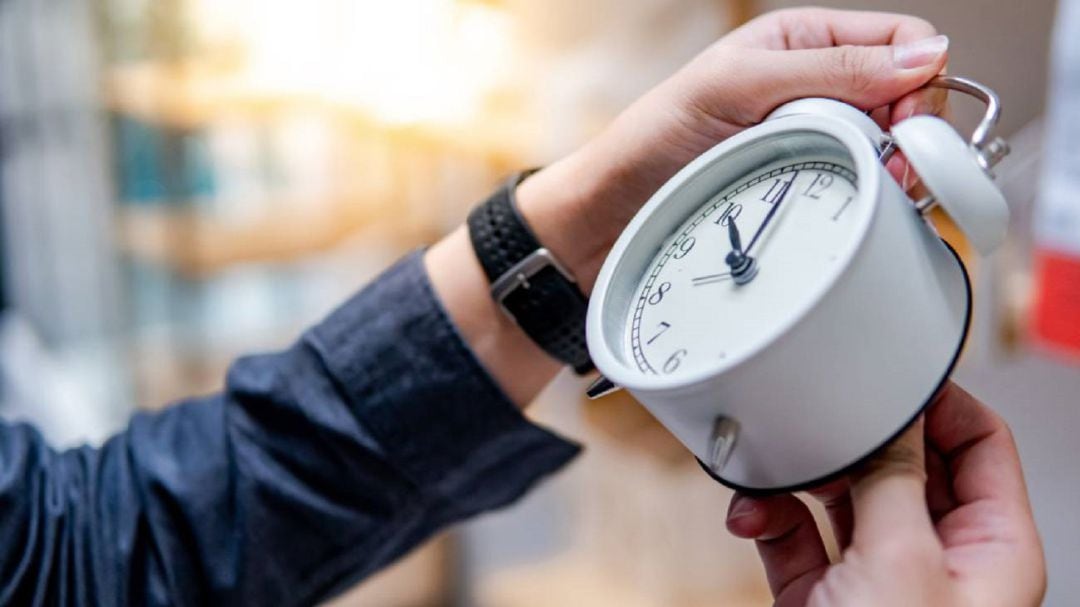 Este sábado 25 de octubre, los españoles vuelven a retrasar los relojes.