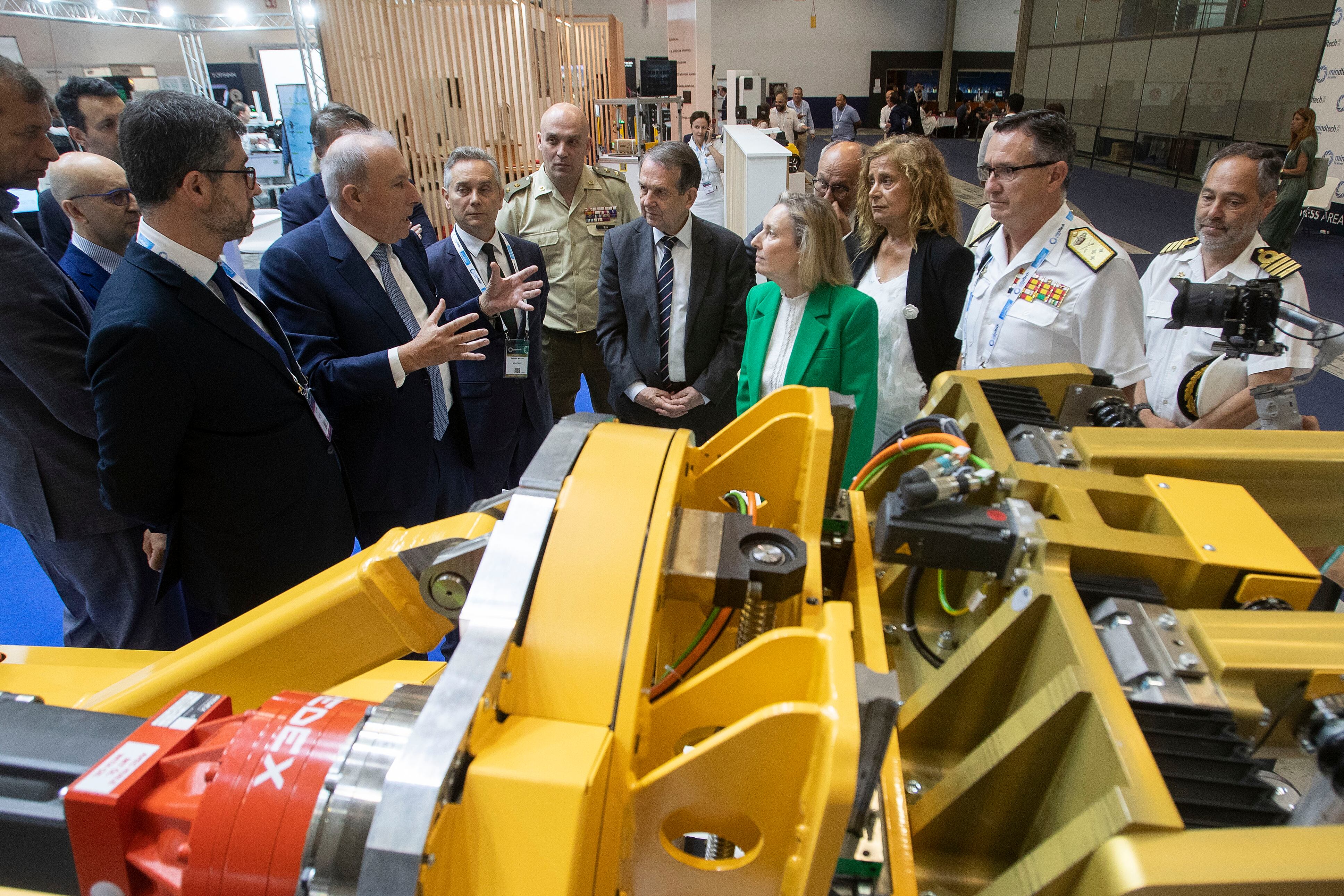 La secretaria de Estado de Defensa, María Amparo Valcárcel (c), acompañada por el alcalde de Vigo, Abel Caballero (c-i), visita la feria Mindtech este jueves en Vigo. 
EFE/ Salvador Sas
