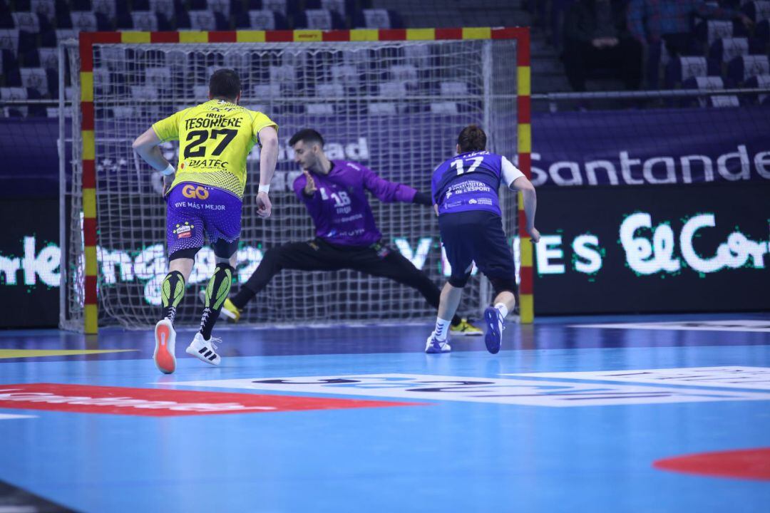 Mario López anota ante Bidasoa