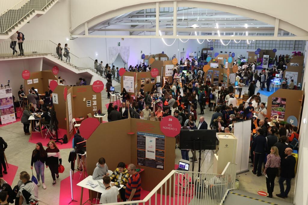 Estands de la feria en el recinto de la laboral.