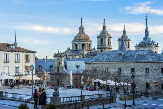 La plaza del Ayuntamiento de San Lorenzo de El Escorial, un lugar lleno de restaurantes