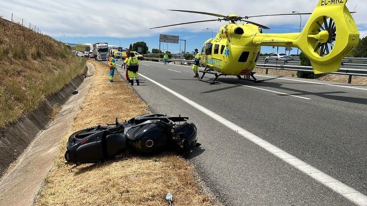 Los servicios de emergencias actuando en el accidente del motorista en la M-501 a la altura de Brunete