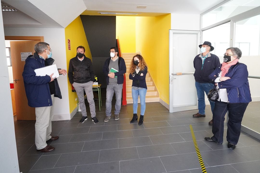 El alcalde y concejal de Participación Ciudadana y Deportes, Alberto Bustos, visitando las instalaciones del nuevo centro de Participación Ciudadana en el Santiago López