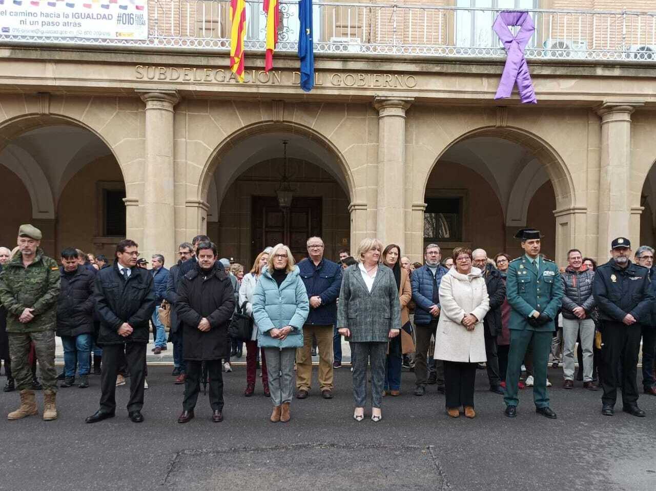 Minuto de silencio ante la Subdelegación del Gobierno en Huesca.