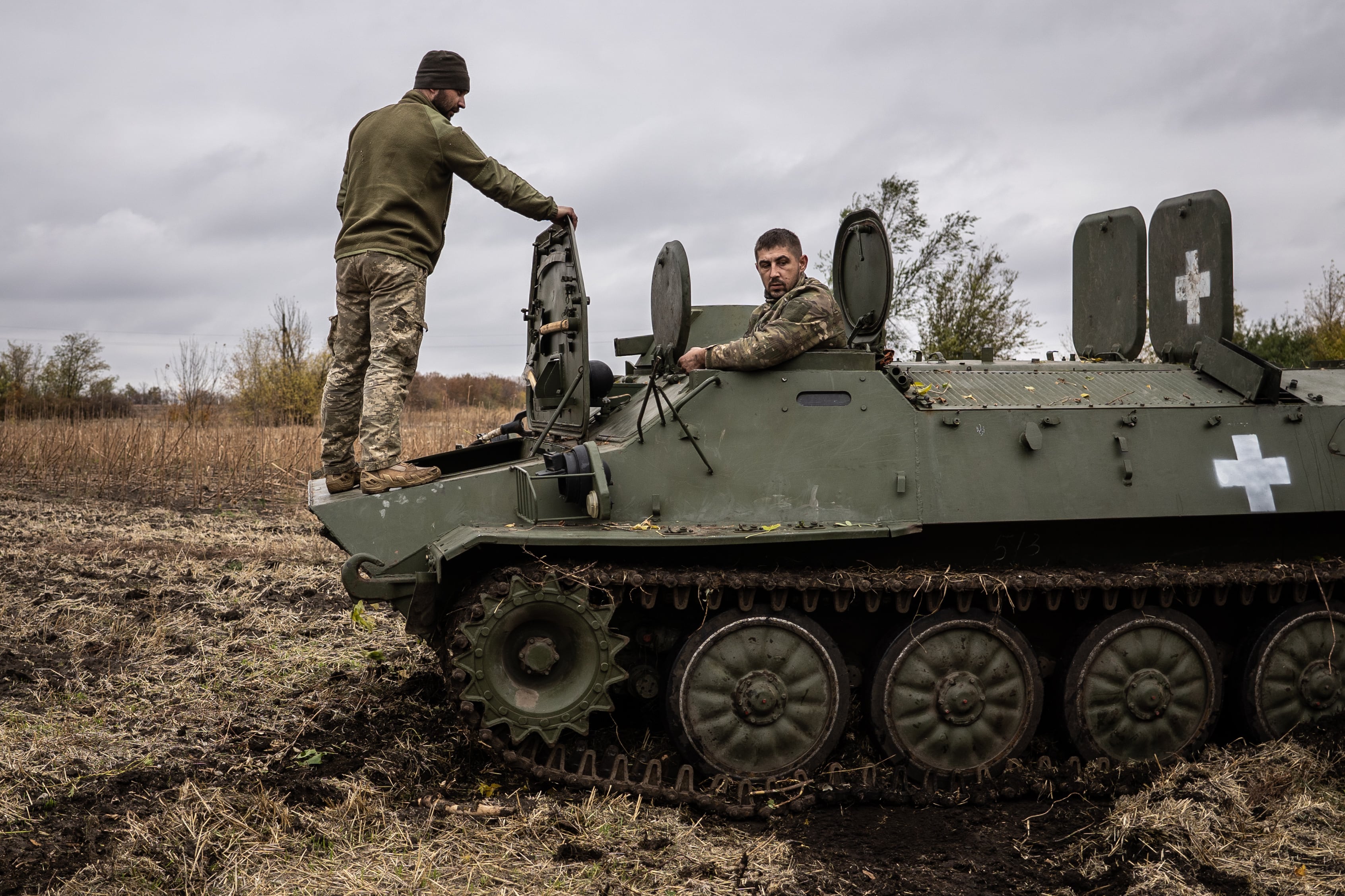 Dos mecánicos del ejército ucraniano trabajan en la reparación de un tanque en Járkov (Ucrania) a finales de octubre