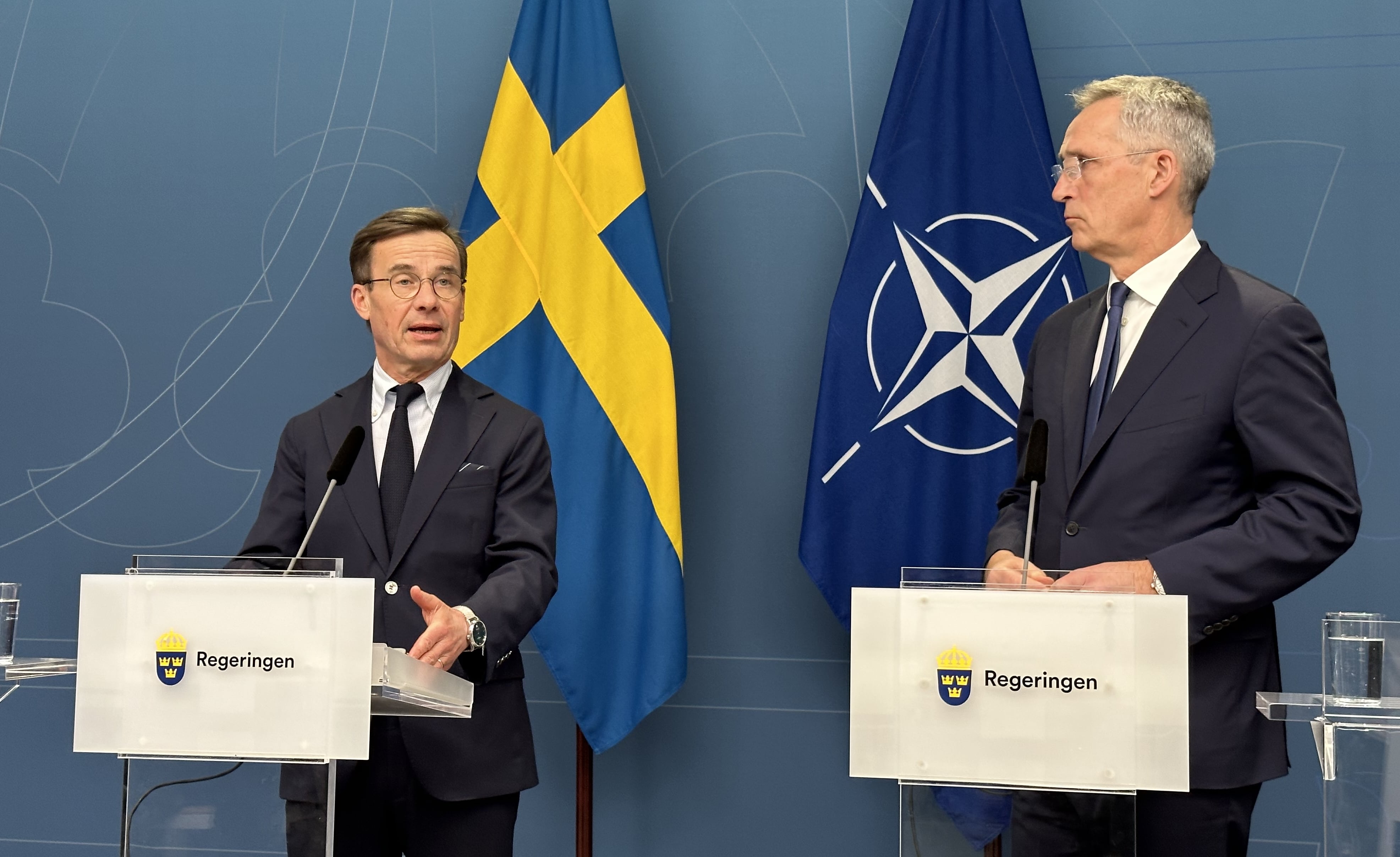 El primer ministro de Suecia, Ulf Kristersson junto al secretario general de la OTAN, Jens Stoltenberg