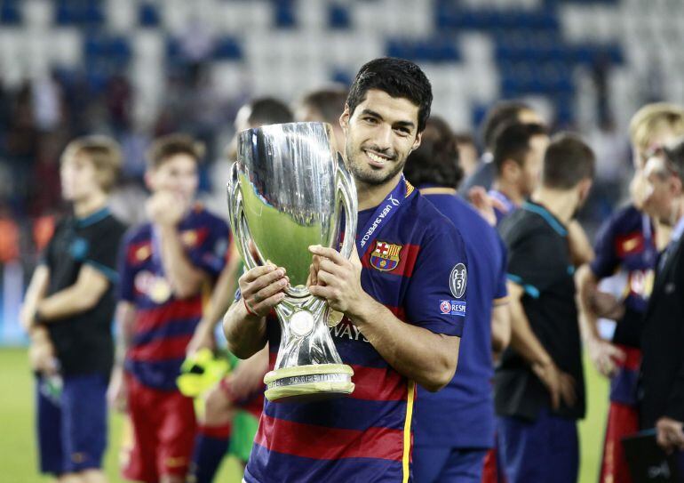 Luis Suárez celebra la victoria culé en la Supercopa en el estadio del Dinamo de Tiflis (Georgia)