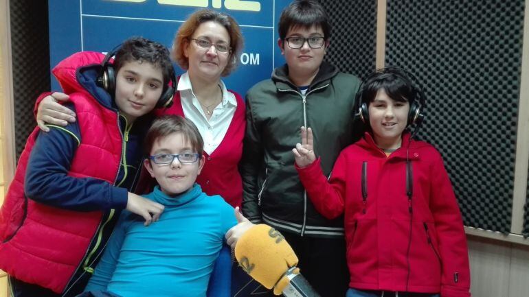 Profesora y alumnos del CEIP General Castaños han pasado por el programa para aportar 339 € a la Campaña Navidad con Amor.