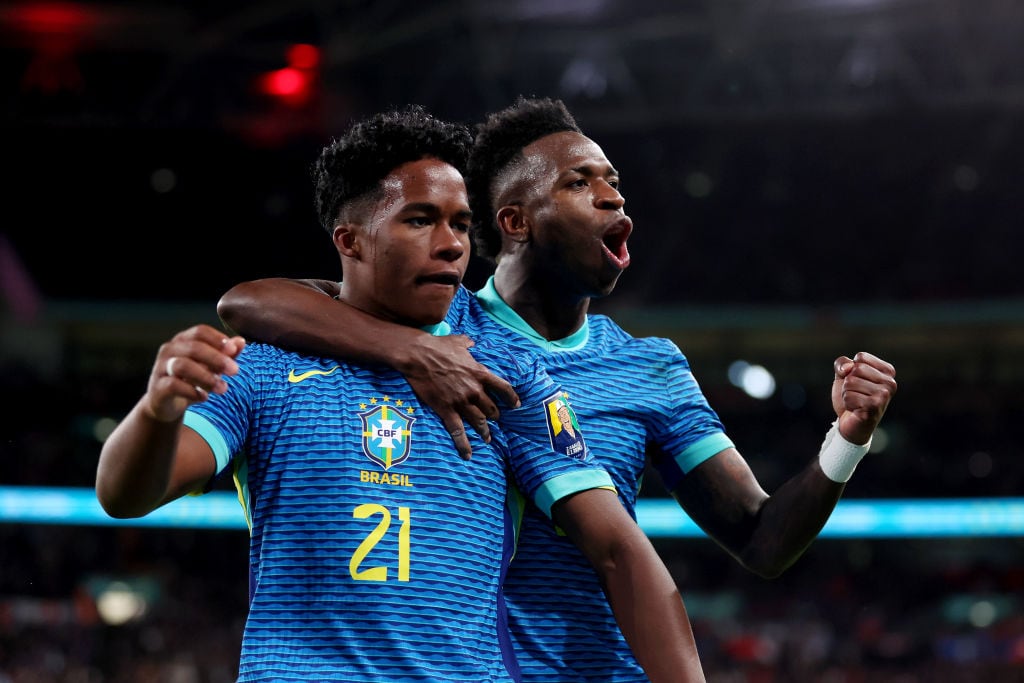 Endrick y Vinicius celebran un gol con la selección brasileña.