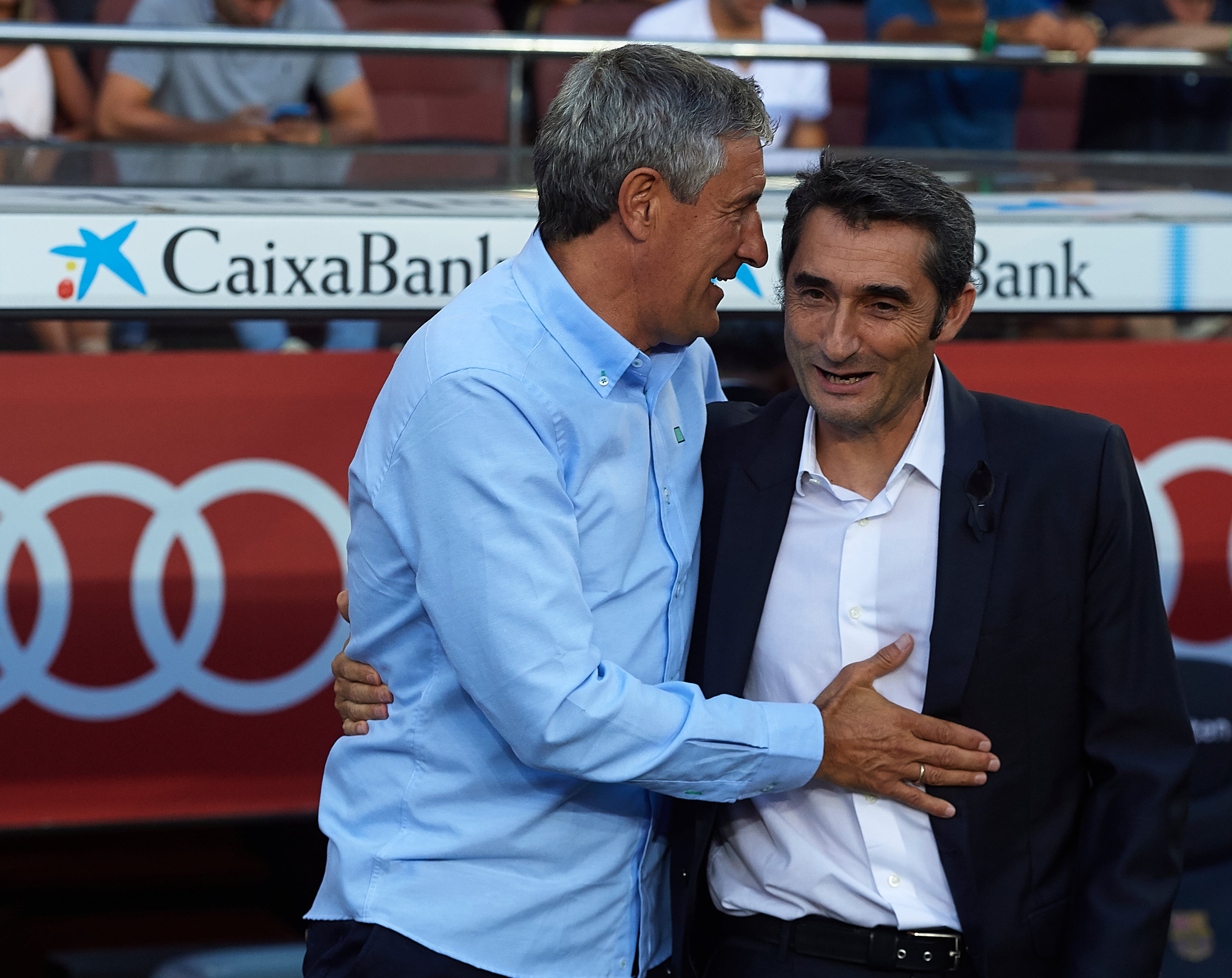 Ernesto Valverde y Quique Setién se saludan durante un partido cuando eran entrenadores de FC Barcelona y Betis respectivamente