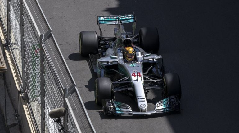 Hamilton manejando su Mercedes en Azerbayán