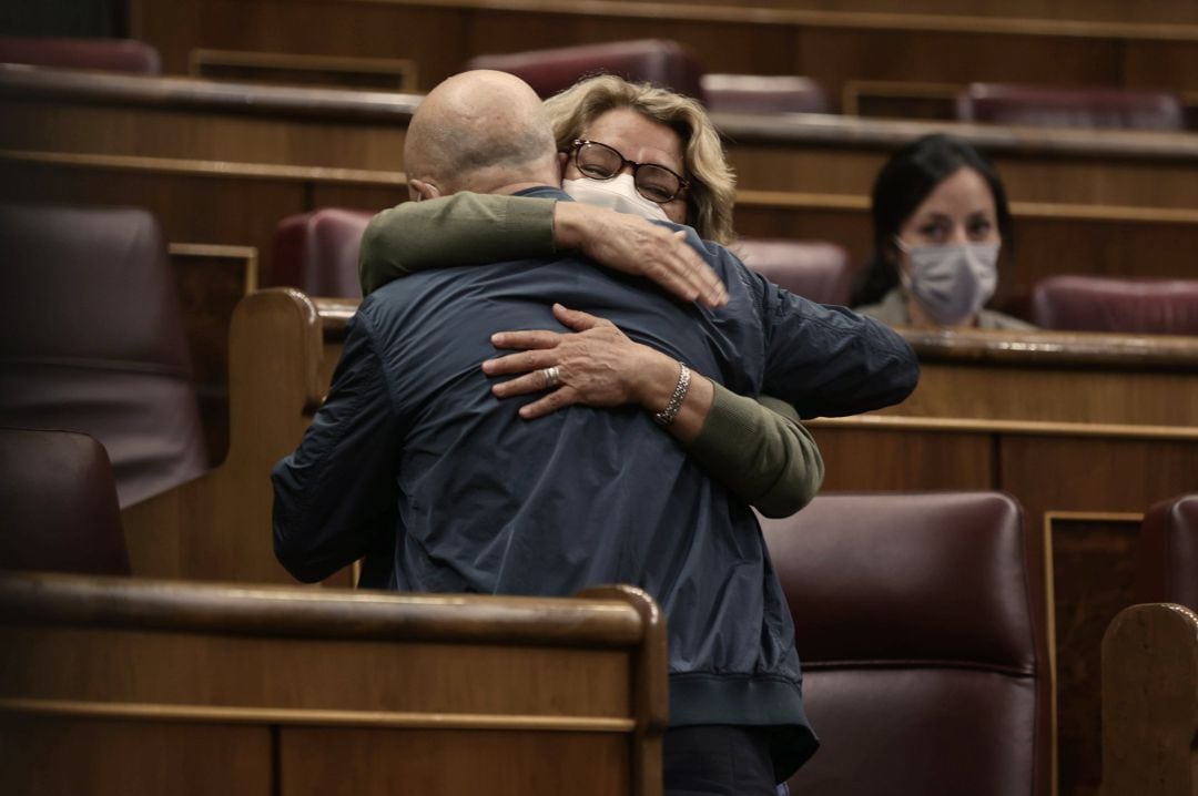 La que era diputada de Unidas Podemos, Meri Pita, abraza a Odón Elorza en una foto de archivo en el Congreso