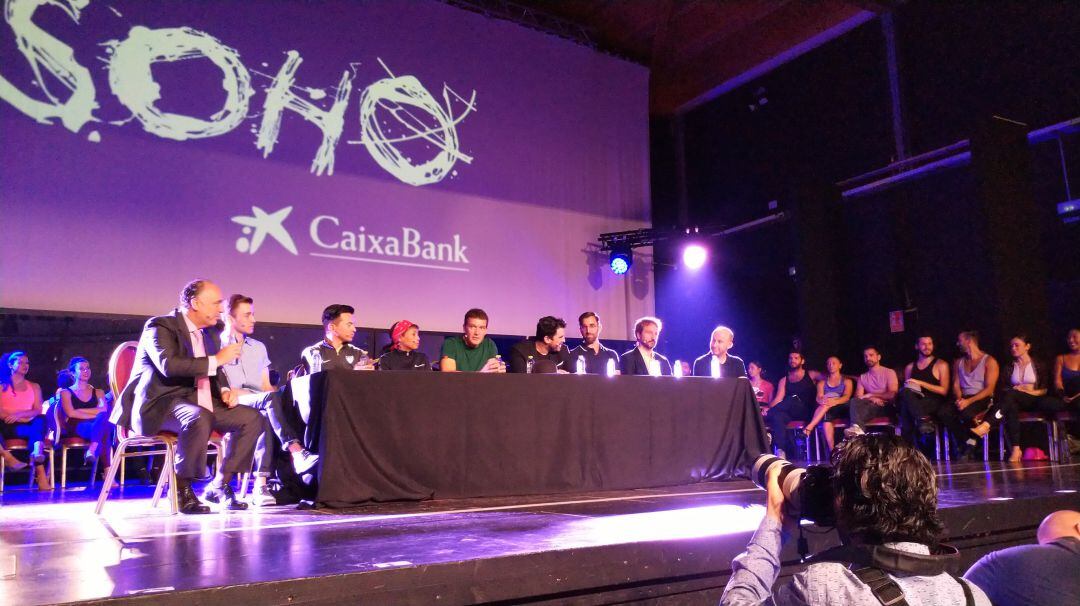 Antonio Banderas, en el centro de la mesa, durante la presentación del musical &quot;A Chorus Line&quot;