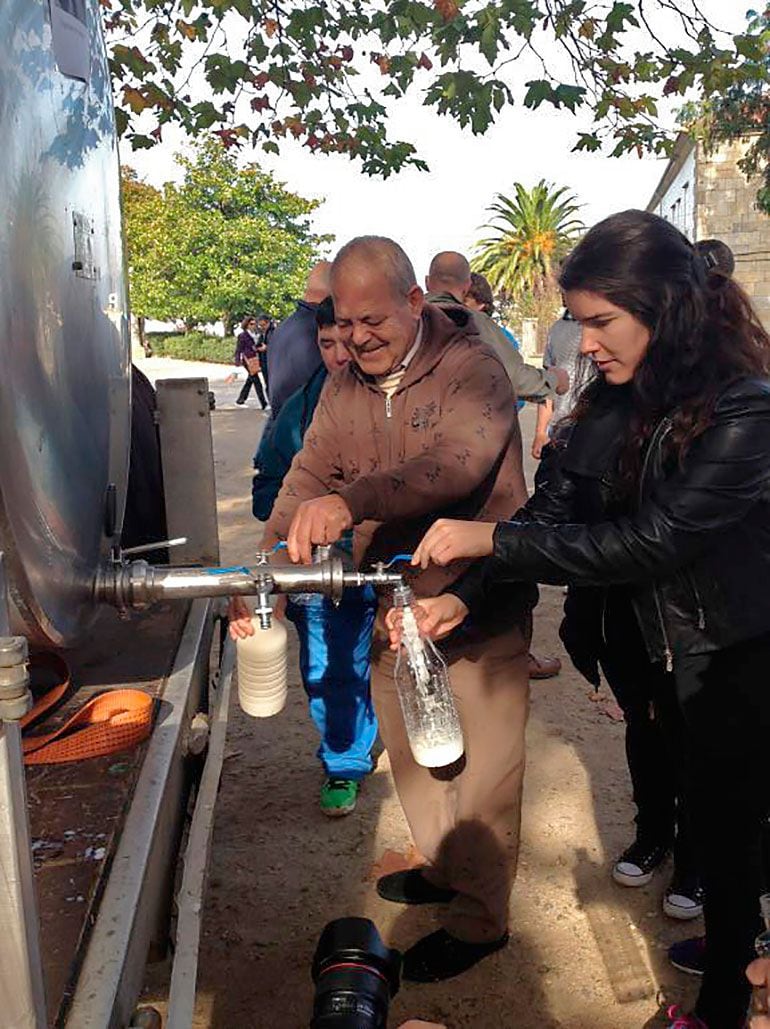 Los ganaderos han repartido mil litros de leche en la alameda de Santiago