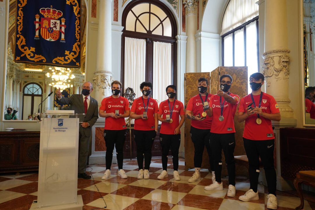 El alcalde de Málaga, Francisco de la Torre, junto a los protagonistas de Vodafone Giants