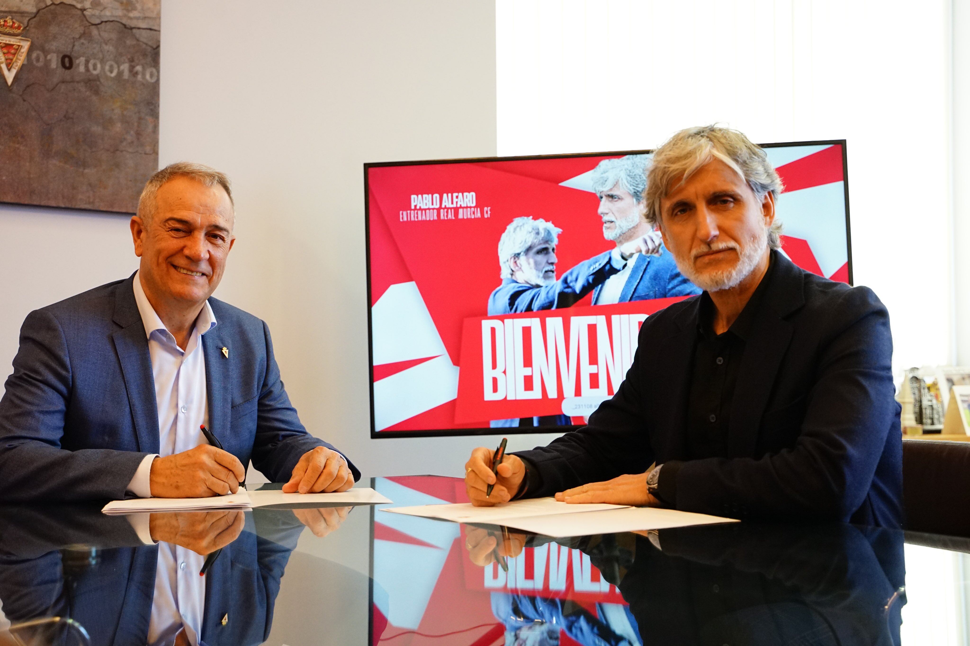 Felipe Moreno y Pablo Alfaro firman el contrato del Real Murcia. Noviembre 2023. Fuente: Real Murcia