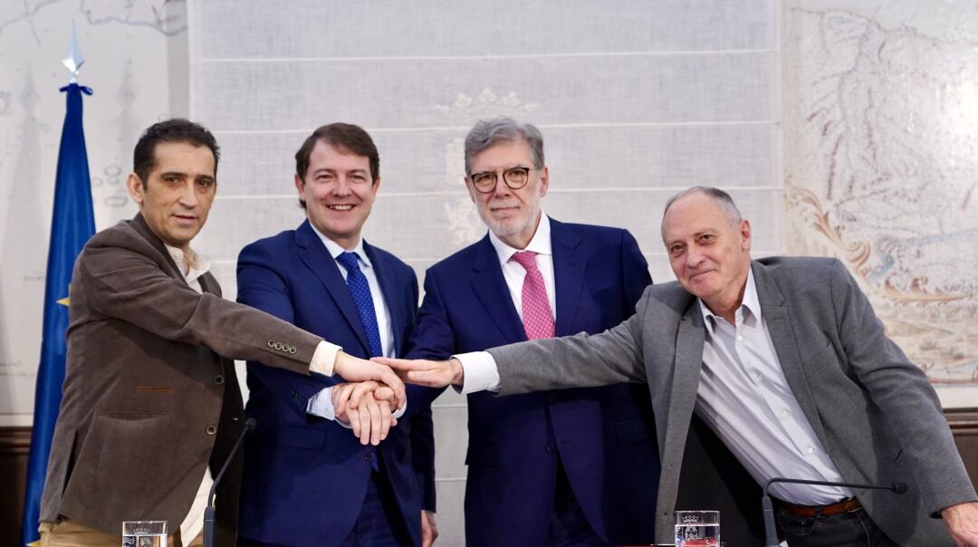 El secretario regional de CCOO Vicente Andrés; el presidente de la Junta de Castilla y León, Alfonso Fernández Mañueco; el presidente de Cecale, Santiago Aparicio y el secretario regional de UGT, Faustino Temprano, en la firma de varios acuerdos del Consejo del Diálogo Social