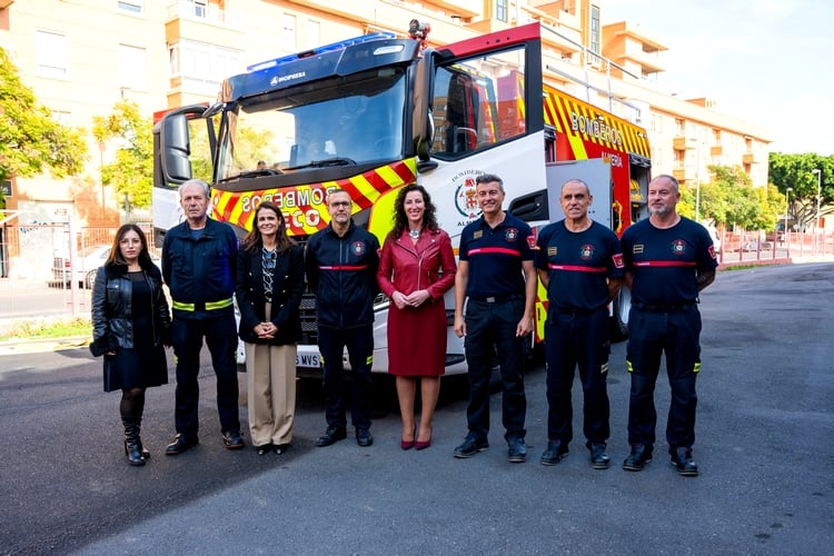 Los Bomberos de Almería estrenan una nueva autobomba nodriza pesada de última tecnología con capacidad para 7.000 litros de agua.