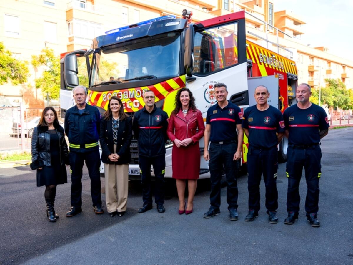 Los Bomberos de Almería estrenan una nueva autobomba nodriza pesada de última tecnología con capacidad para 7.000 litros de agua