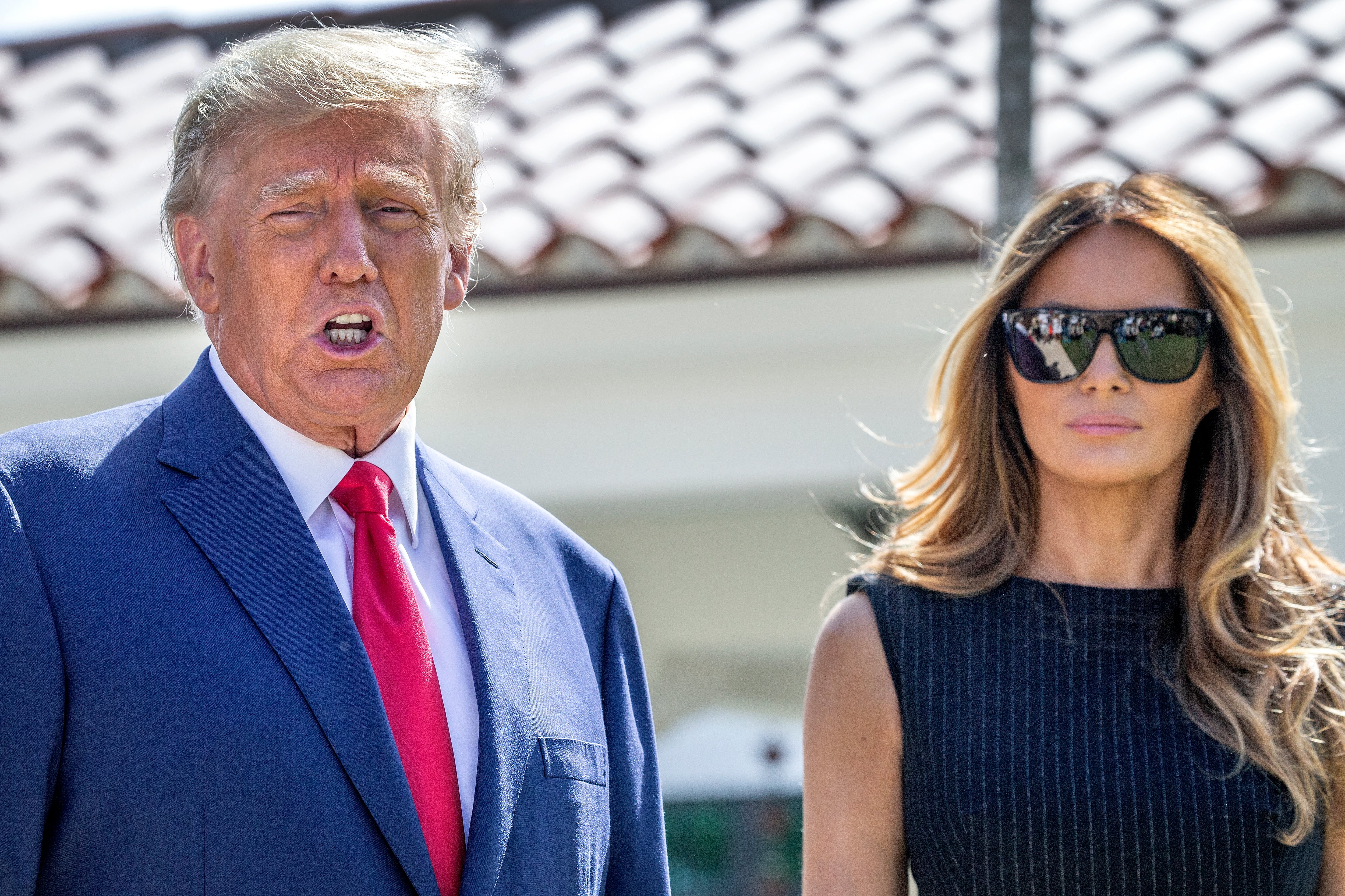 Donald Trump y su mujer, Melania Trump, tras votar en Palm Beach, Florida