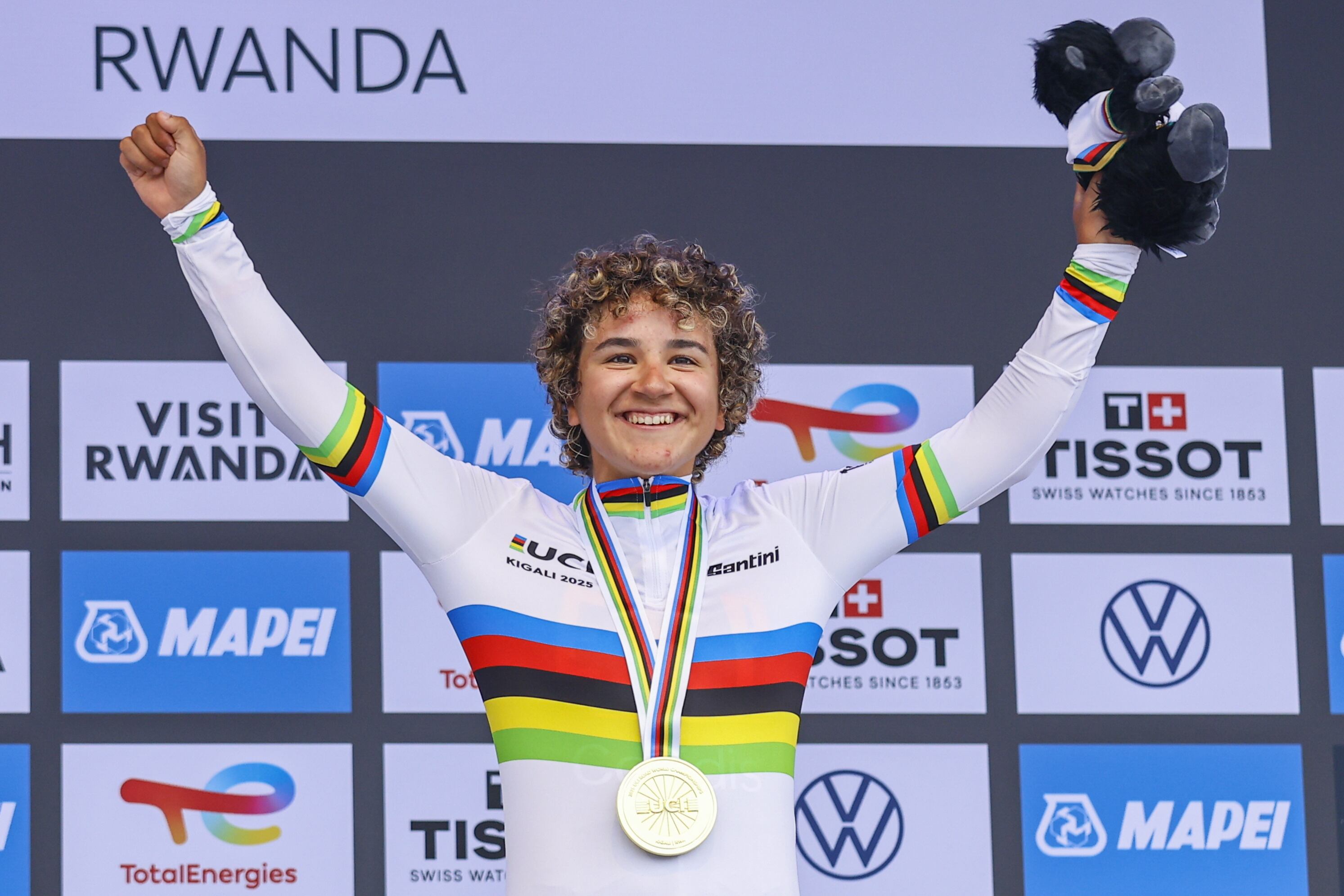 Paula Ostiz Taco con su maillot arco iris y la medalla de oro en lo más alto del podio en el mundial junior en Kigali (Ruanda)