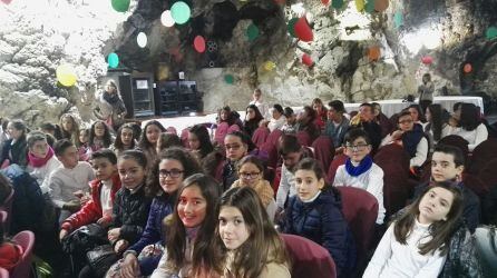 Alumnas y alumnos del colegio Arroquia-Martínez antes de su actuación