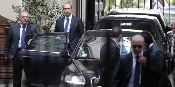 Angelino Alfano abandona la casa de Silvio Berlusconi