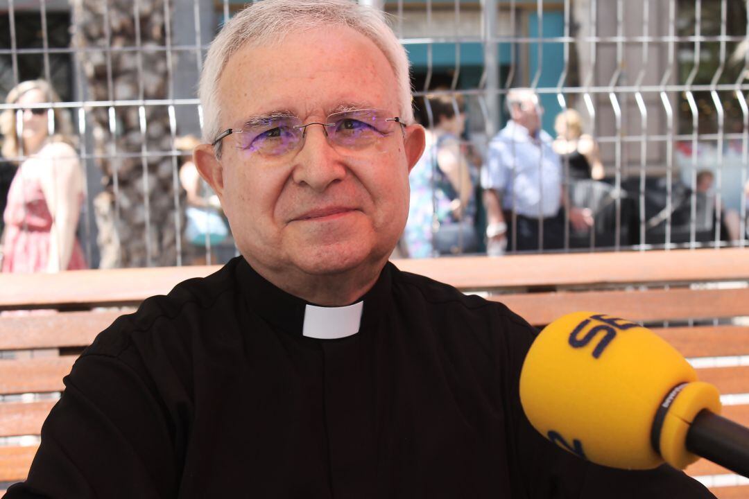 El obispo Jesús Murgui, durante una entrevista en Radio Alicante en una imagen de archivo