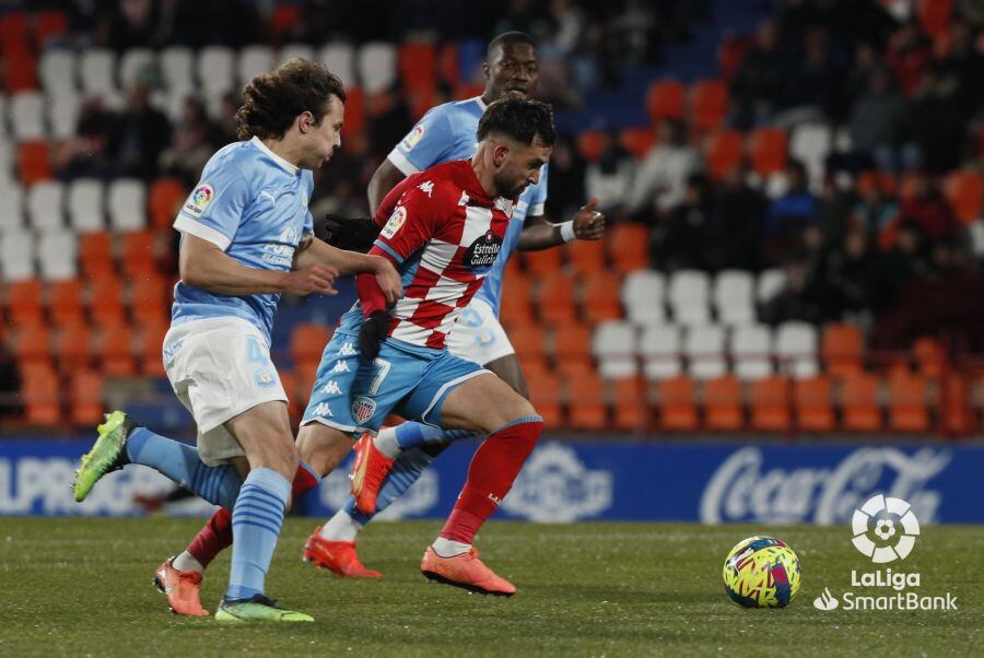 Serrano, debutante con la UD, en un lance del choque, imagen de La Liga