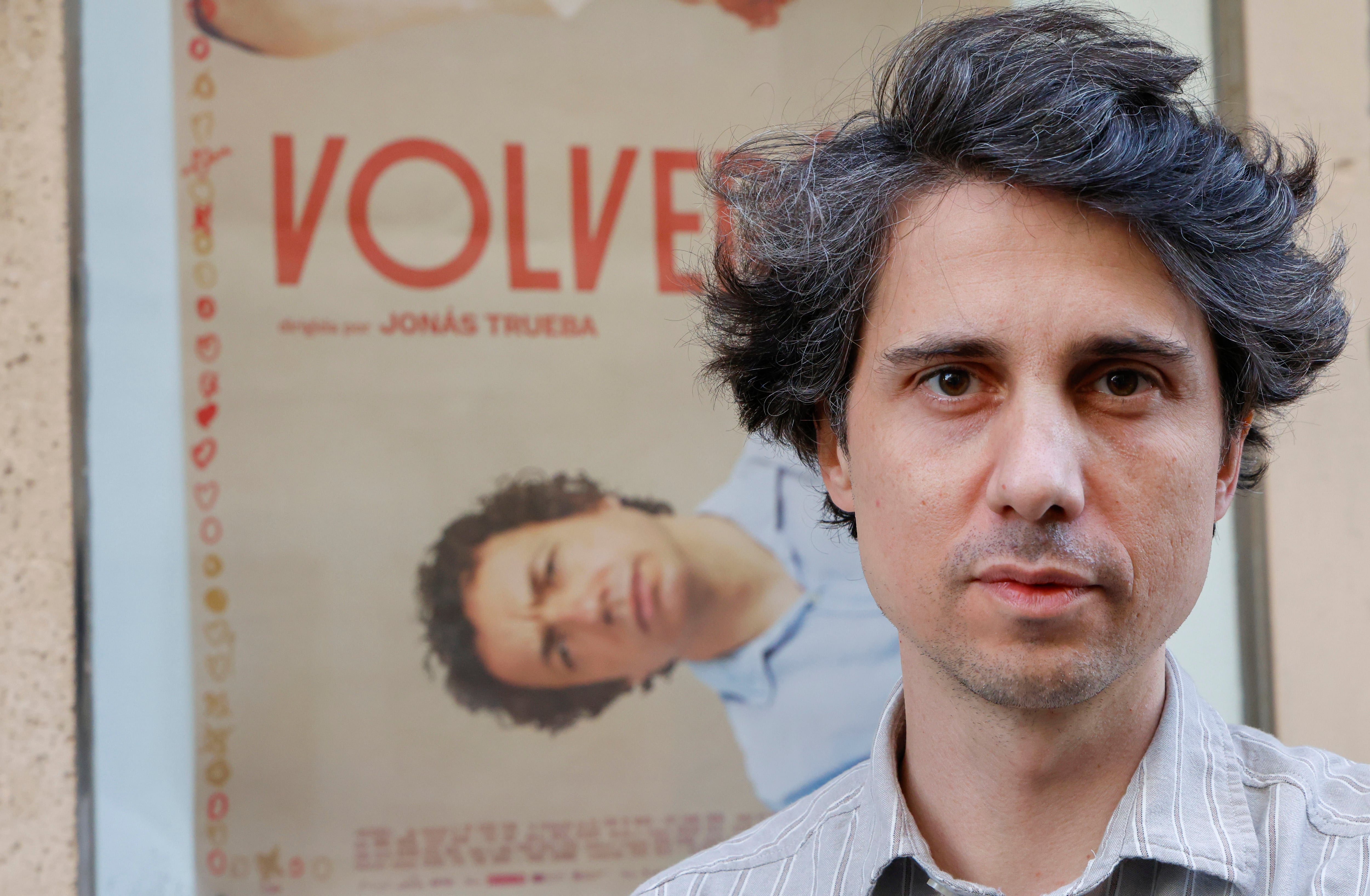 FERROL, 6/9/2024.- El director Jonás Trueba, en plena promoción de &quot;Volveréis&quot;, asiste a la proyección de su película y toma parte en un coloquio con el público en los Dúplex, los únicos cines de la ciudad de Ferrol. EFE/ Kiko Delgado.